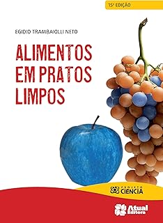Alimentos em pratos limpos
